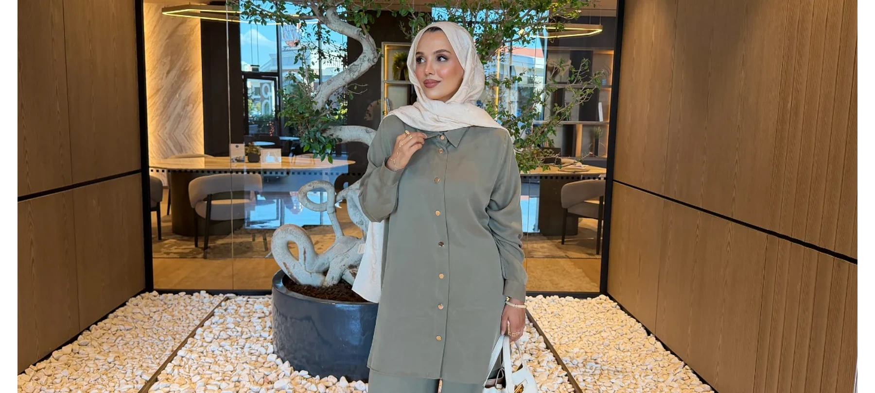 Modambella modern tesettür giyim koleksiyonundan haki renk kadın takım modeli